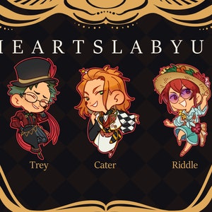 Op de afbeelding: Drie cartoonfiguren uit de Heartslabyul-slaapkamer in het spel Twisted Wonderland. De personages zijn Trey, Cater en Riddle. Trey draagt een rood-zwarte outfit met een groene hoed en een bril. Cater draagt een wit-rode outfit met een gouden kroon. Riddle draagt een blauw-witte outfit met een strohoed en een zonnebril.