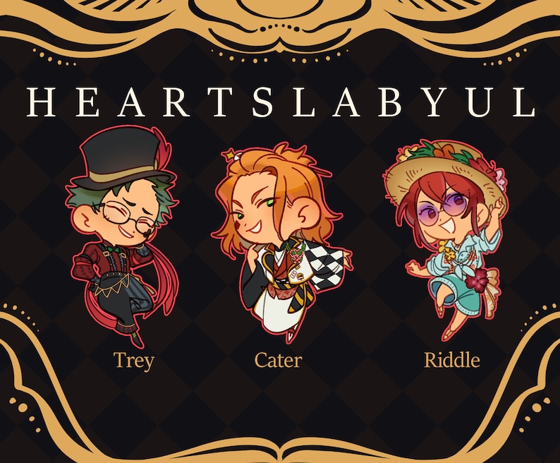 Op de afbeelding: Drie cartoonfiguren uit de Heartslabyul-slaapkamer in het spel Twisted Wonderland. De personages zijn Trey, Cater en Riddle. Trey draagt een rood-zwarte outfit met een groene hoed en een bril. Cater draagt een wit-rode outfit met een gouden kroon. Riddle draagt een blauw-witte outfit met een strohoed en een zonnebril.