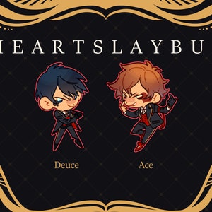 Puede incluir: Dos personajes de dibujos animados, Deuce y Ace, del dormitorio Heartslaybul del videojuego Twisted Wonderland. Deuce lleva un traje negro con un chaleco rojo y una corbata roja. Ace lleva un traje negro con un chaleco rojo y una corbata roja. Los personajes est&aacute;n de pie sobre un fondo negro con un patr&oacute;n dorado.
