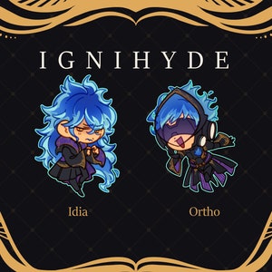 Puede incluir: Se muestran dos personajes de dibujos animados del videojuego "Twisted Wonderland". Los personajes son Idia Shroud y Ortho Shroud del dormitorio "Ignihyde". Idia es un chico de pelo azul con un atuendo morado y negro. Ortho es un chico de pelo azul con un atuendo negro y morado. Los personajes se muestran sobre un fondo negro con un marco dorado.