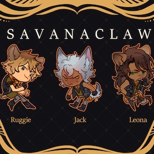 Puede incluir: Tres personajes de dibujos animados del dormitorio "SavanaClaw" del anime "Twisted Wonderland". Los personajes son Leona, Jack y Ruggie. Leona es un le&oacute;n de pelo casta&ntilde;o con ojos verdes, Jack es un lobo de pelo blanco con ojos rojos y Ruggie es una hiena de pelo casta&ntilde;o con ojos azules. Los tres personajes llevan chaquetas y pantalones de cuero negro.
