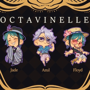 Op de afbeelding: Drie cartoonfiguren uit de anime "Twisted Wonderland" met de tekst "Octavinelle" erboven. De personages zijn Jade, Azul en Floyd. Jade draagt een blauwe hoed en een lange witte en blauwe robe. Azul draagt een blauw-wit shirt, een zonnebril en een roze short. Floyd draagt een witte hoed met een bloem, een bloemenoverhemd en een witte short.