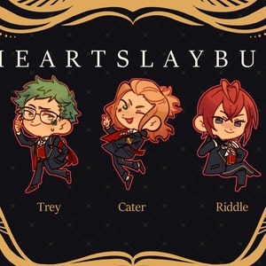 Puede incluir: Tres personajes de dibujos animados del dormitorio Heartslaybul del juego Twisted Wonderland. Los personajes son Trey, Cater y Riddle. Todos llevan su uniforme de Heartslaybul. Los personajes est&aacute;n en un marco negro y dorado con las palabras "Heartslaybul" en la parte superior.