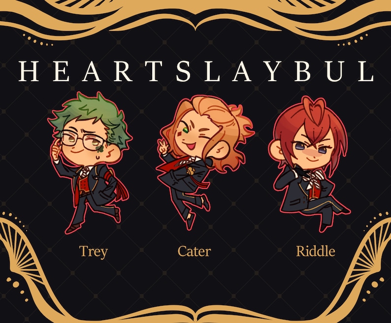 Puede incluir: Tres personajes de dibujos animados del dormitorio Heartslaybul del juego Twisted Wonderland. Los personajes son Trey, Cater y Riddle. Todos llevan su uniforme de Heartslaybul. Los personajes est&aacute;n en un marco negro y dorado con las palabras "Heartslaybul" en la parte superior.