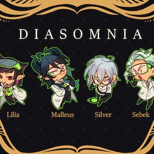 Puede incluir: Cuatro personajes de dibujos animados del juego Disney Twisted Wonderland, dormitorio Diasomnia, en estilo chibi. Lilia, Malleus, Silver y Sebek llevan batas de laboratorio y detalles verdes. El texto "DIASOMNIA" est&aacute; en la parte superior de la imagen.