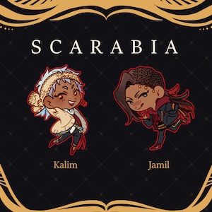 Puede incluir: Dos personajes de dibujos animados del dormitorio Scarabia en Twisted Wonderland. Kalim est&aacute; a la izquierda, con un atuendo blanco y dorado con un turbante. Jamil est&aacute; a la derecha, con un atuendo negro y rojo con ribetes dorados.