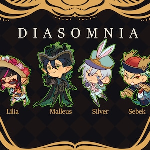 Op de afbeelding: Vier cartoonfiguren uit de Disney Twisted Wonderland game, Diasomnia slaapzaal. De personages zijn Lilia, Malleus, Silver en Sebek. Elk personage draagt een andere outfit en heeft een unieke uitdrukking.
