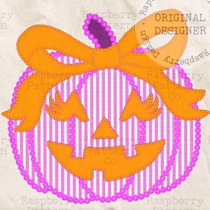 以下が含まれることがあります： ハロウィーンをテーマにしたデザインのクリーム色のTシャツ。デザインには、オレンジ色のリボンと顔が付いた、ストライプの紫と白のカボチャが含まれています。「ORIGINAL DESIGNER」という文字がTシャツに表示されています。