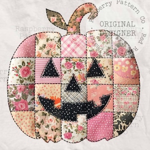 以下が含まれることがあります： 白のComfort Colors Tシャツ。パッチワークのかぼちゃのデザイン。かぼちゃはピンク、ピーチ、クリーム色の様々な花柄と模様の生地で作られ、黒いステッチの顔が付いています。「ORIGINAL DESIGNER」の文字がプリントされています。