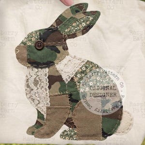 Può includere: Un quadrato di tessuto color crema con un design a coniglio patchwork. Il coniglio è composto da vari tessuti, tra cui camouflage, floreale e pizzo. Un bottone marrone funge da occhio. Il design è etichettato "ORIGINAL DESIGNER".