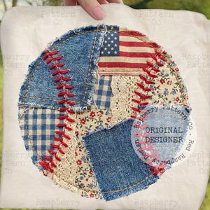 Puede incluir: Un cojín con temática de béisbol con un diseño de patchwork. El béisbol presenta telas de mezclilla, florales y de cuadros, con costuras rojas. Se incorpora un parche de la bandera estadounidense. El cojín se sostiene sobre un fondo verde.