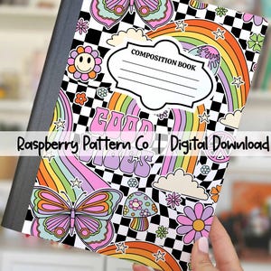 Puede incluir: Cubierta de cuaderno de composición con un diseño retro colorido. La cubierta presenta mariposas, arcoíris, flores y las palabras "Good Vibes" sobre un fondo a cuadros en blanco y negro. El texto "Printable Composition Notebook Cover" está en la parte superior.