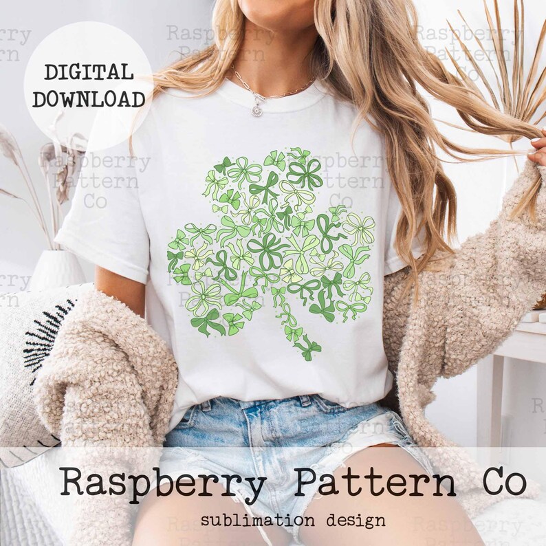 Peut inclure: Un t-shirt blanc avec un motif de tr&egrave;fle vert compos&eacute; de n&oelig;uds verts et blancs. Le motif est centr&eacute; sur le t-shirt. Le texte "DIGITAL DOWNLOAD" est dans une bo&icirc;te blanche sur fond noir. Le texte "Raspberry Pattern Co" est sous le t-shirt. Le texte "sublimation design" est sous le nom de l'entreprise.
