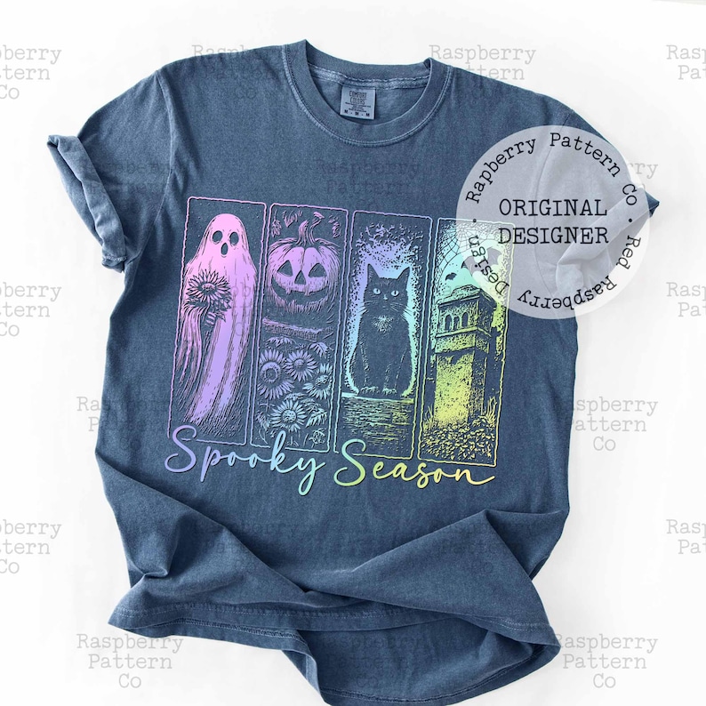 Peut inclure: Un t-shirt bleu fonc&eacute; avec une impression graphique de quatre panneaux verticaux contenant un fant&ocirc;me avec un tournesol, une citrouille, un chat noir et une tour hant&eacute;e. Le texte Spooky Season est imprim&eacute; en d&eacute;grad&eacute; sous les panneaux.