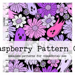 Pode incluir: Um padr&atilde;o sem costura com flores roxas, cor-de-rosa e brancas, fantasmas e estrelas sobre um fundo preto. O texto "Raspberry Pattern Co" e "seamless patterns for commercial use" est&aacute; inclu&iacute;do na imagem.