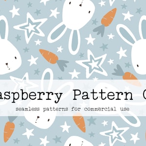 Peut inclure: Un motif sans couture représentant des lapins blancs, des carottes orange et des étoiles blanches sur un fond bleu clair. Le texte "Raspberry Pattern Co. seamless patterns for commercial use" est en bas de l'image.
