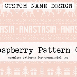 Peut inclure: Un motif sans couture de Noël rose et blanc avec des rennes, des flocons de neige et des cadeaux. Le texte "CUSTOM NAME DESIGN" est en haut du motif. Le texte "Raspberry Pattern Co" est en bas du motif. Le texte "seamless patterns for commercial use" est sous le nom de l'entreprise.