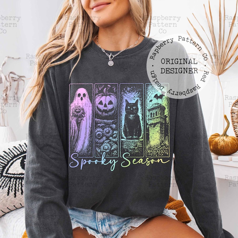 Peut inclure: Un sweat-shirt gris anthracite &agrave; manches longues avec une impression graphique compos&eacute;e de quatre panneaux verticaux repr&eacute;sentant un fant&ocirc;me avec une fleur, une citrouille, un chat noir et une tour avec des chauves-souris. Le texte Spooky Season est imprim&eacute; en dessous.