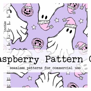 K&ouml;nnte beinhalten: Nahtloses Muster mit wei&szlig;en Geistern mit rosa Weihnachtsm&uuml;tzen und K&uuml;rbissen auf helllila Hintergrund. Das Design enth&auml;lt Sterne und den Text "Raspberry Pattern Co" und "seamless patterns for commercial use".
