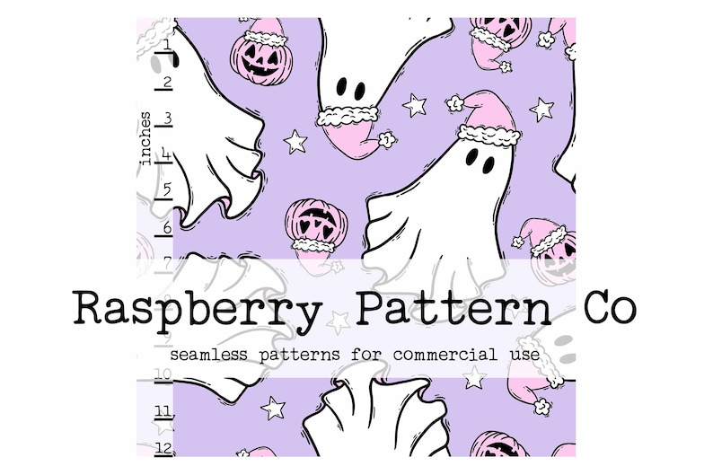 K&ouml;nnte beinhalten: Nahtloses Muster mit wei&szlig;en Geistern mit rosa Weihnachtsm&uuml;tzen und K&uuml;rbissen auf helllila Hintergrund. Das Design enth&auml;lt Sterne und den Text "Raspberry Pattern Co" und "seamless patterns for commercial use".