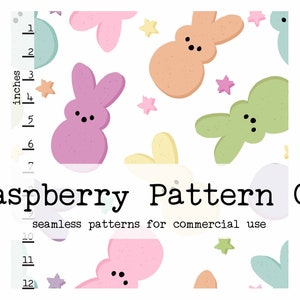 Op de afbeelding: Een naadloos patroon met pastelkleurige snoepjes in de vorm van konijntjes en sterren op een witte achtergrond. De tekst "Raspberry Pattern Co" en "seamless patterns for commercial use" zijn ook aanwezig. De afbeelding bevat een liniaal met afmetingen in inches.