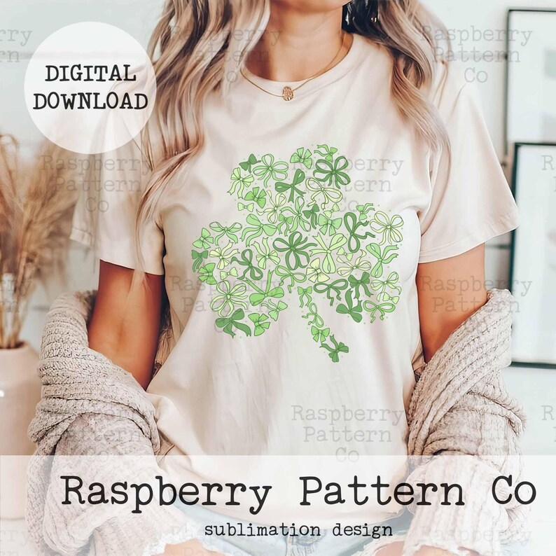 Peut inclure: Un t-shirt blanc avec un motif de tr&egrave;fle vert compos&eacute; de petits n&oelig;uds verts et jaunes. Le motif est centr&eacute; sur le t-shirt. Le texte "Raspberry Pattern Co" et "sublimation design" est en bas de l'image.