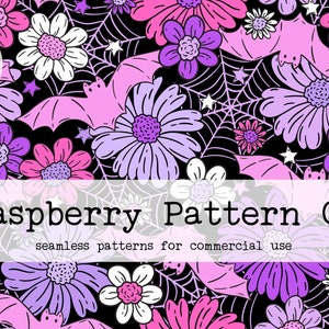 Puede incluir: Un patrón sin costuras con flores rosas y moradas, murciélagos y telarañas sobre un fondo negro. El texto "Raspberry Pattern Co. seamless patterns for commercial use" está en la parte inferior de la imagen.