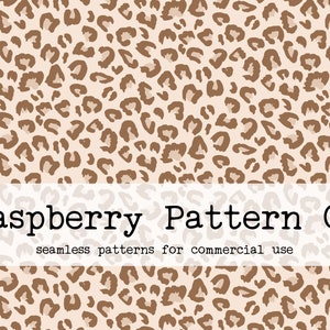 Può includere: Un motivo senza cuciture con una stampa leopardata marrone su uno sfondo beige chiaro. Il motivo è intitolato "Raspberry Pattern Co. seamless patterns for commercial use".