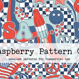 Könnte beinhalten: Ein nahtloses Muster mit einem rot-weiß-blauen Farbschema mit Sternen, Friedenszeichen und dem Wort "USA" in einer Retro-Schrift. Das Muster ist auf einem karierten Hintergrund.