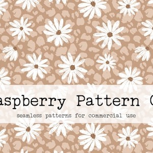 Könnte beinhalten: Ein nahtloses Muster mit weißen Gänseblümchen auf braunem Hintergrund mit Leopardenmuster. Der Text "Raspberry Pattern Co. seamless patterns for commercial use" befindet sich am unteren Rand des Bildes.