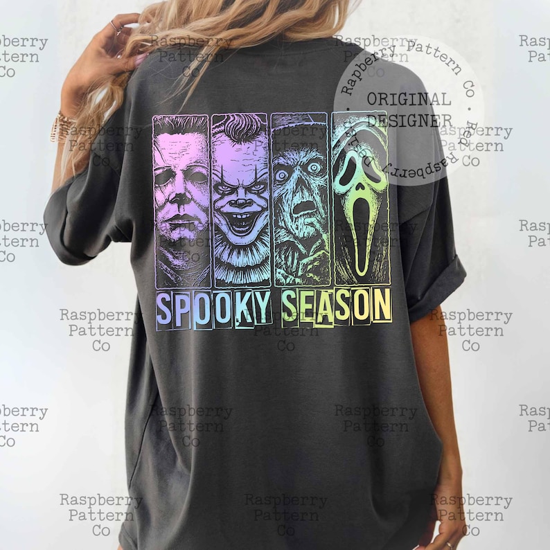 Peut inclure: T-shirt gris fonc&eacute; avec un motif color&eacute; de quatre ic&ocirc;nes de films d'horreur et l'inscription "SPOOKY SEASON". Le design pr&eacute;sente Michael Myers, Pennywise, un zombie et le masque de Ghostface.