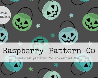 Può includere: Uno schema senza cuciture con secchielli di zucca color verde acqua e verde con occhi e bocche neri su uno sfondo grigio scuro con stelle bianche. Il testo "Raspberry Pattern Co. seamless patterns for commercial use" è nella parte inferiore dell'immagine.