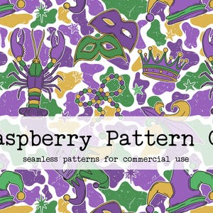 Puede incluir: Diseño de patrón sin costuras con elementos de Mardi Gras. El diseño incluye ilustraciones de langostas moradas, verdes y doradas, máscaras, coronas y sombreros de bufón sobre un fondo blanco. También se incluye el texto "Raspberry Pattern Co".