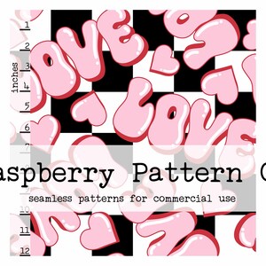 Peut inclure: Un motif sans couture avec du texte "LOVE" rose et des c&oelig;urs sur un fond &agrave; carreaux noir et blanc. Le texte "Raspberry Pattern Co. seamless patterns for commercial use" est en bas de l'image.