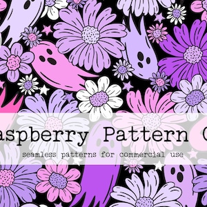Pode incluir: Um padr&atilde;o sem costura com flores rosa, roxas e brancas com estrelas brancas e fantasmas rosas sobre um fundo preto. O texto "Raspberry Pattern Co. seamless patterns for commercial use" est&aacute; na parte inferior da imagem.