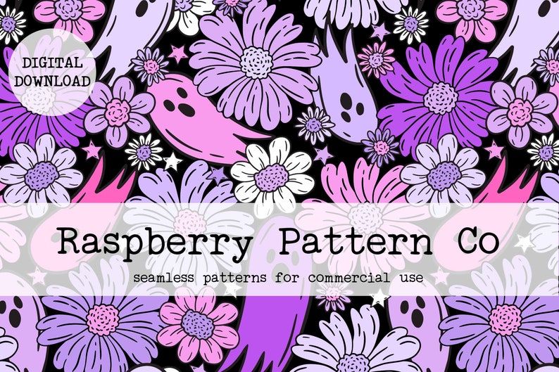 Pode incluir: Um padr&atilde;o sem costura com flores rosa, roxas e brancas com estrelas brancas e fantasmas rosas sobre um fundo preto. O texto "Raspberry Pattern Co. seamless patterns for commercial use" est&aacute; na parte inferior da imagem.
