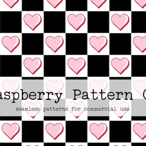 Pode incluir: Um padrão sem costura com corações rosa sobre um fundo xadrez preto e branco. O texto "Raspberry Pattern Co. seamless patterns for commercial use" está na parte inferior da imagem.