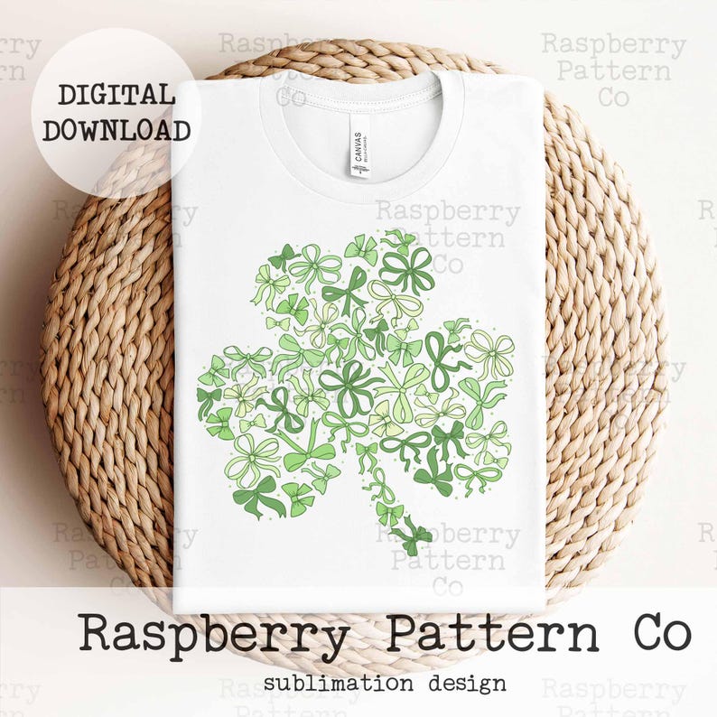 Peut inclure: Un t-shirt blanc avec un motif de tr&egrave;fle vert compos&eacute; de n&oelig;uds verts et jaunes. Le motif est centr&eacute; sur le t-shirt. Le t-shirt est sur une surface tiss&eacute;e. Le texte "Raspberry Pattern Co" est en bas de l'image.