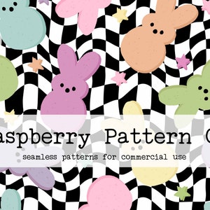 Puede incluir: Un patr&oacute;n sin costuras que presenta caramelos en forma de conejito de colores pastel sobre un fondo a cuadros blanco y negro con estrellas blancas. El texto "Raspberry Pattern Co. seamless patterns for commercial use" est&aacute; en la parte inferior de la imagen.