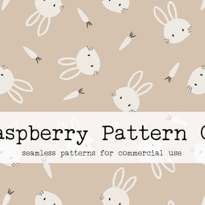 Peut inclure: Un motif sans couture représentant des visages de lapins blancs et des carottes brunes sur un fond brun clair. Le texte "Raspberry Pattern Co. seamless patterns for commercial use" est en bas de l'image.