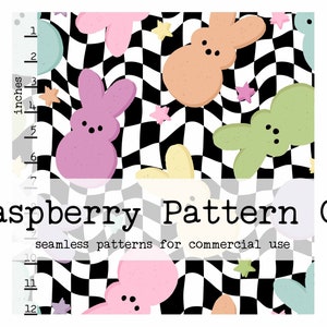 Puede incluir: Un patr&oacute;n sin costuras que presenta malvaviscos en forma de conejito de colores pastel sobre un fondo a cuadros blanco y negro con estrellas blancas. El texto "Raspberry Pattern Co. seamless patterns for commercial use" est&aacute; en la parte inferior de la imagen.