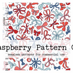 Puede incluir: Un patr&oacute;n sin costuras con lazos rojos y azules sobre un fondo blanco. El patr&oacute;n tiene 12 pulgadas de alto y est&aacute; disponible para uso comercial. El texto "Raspberry Pattern Co" est&aacute; en la parte inferior de la imagen.