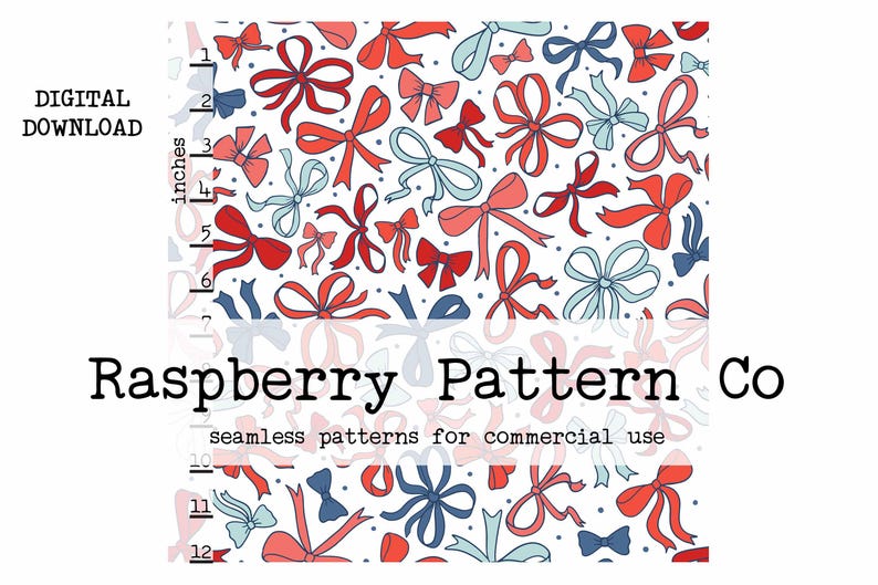 Puede incluir: Un patr&oacute;n sin costuras con lazos rojos y azules sobre un fondo blanco. El patr&oacute;n tiene 12 pulgadas de alto y est&aacute; disponible para uso comercial. El texto "Raspberry Pattern Co" est&aacute; en la parte inferior de la imagen.