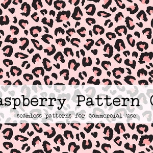 Puede incluir: Un patrón sin costuras con un fondo rosa y manchas de leopardo negras. El patrón se repite en toda la imagen. El texto "Raspberry Pattern Co" y "seamless patterns for commercial use" se muestra en la parte inferior de la imagen.