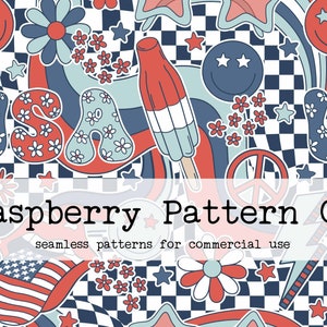 Puede incluir: Un patrón sin costuras con un esquema de color rojo, blanco y azul con estrellas, signos de paz, flores y la palabra "USA" en un estilo retro. El patrón está sobre un fondo a cuadros.