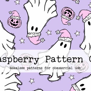 K&ouml;nnte beinhalten: Ein nahtloses Muster mit wei&szlig;en Geistern mit rosa Weihnachtsm&uuml;tzen und K&uuml;rbissen auf hellviolettem Hintergrund. Das Design umfasst wei&szlig;e Sterne und den Text "Raspberry Pattern Co" und "seamless patterns for commercial use".