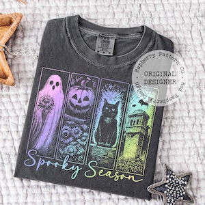 Peut inclure: Un t-shirt gris anthracite avec une impression graphique de quatre panneaux verticaux contenant un fant&ocirc;me avec un tournesol, une citrouille, un chat noir et une pierre tombale avec des chauves-souris. Le texte Spooky Season est imprim&eacute; en dessous.