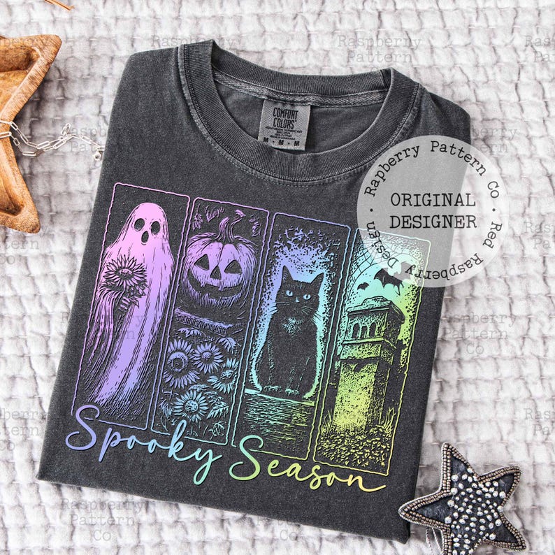 Peut inclure: Un t-shirt gris anthracite avec une impression graphique de quatre panneaux verticaux contenant un fant&ocirc;me avec un tournesol, une citrouille, un chat noir et une pierre tombale avec des chauves-souris. Le texte Spooky Season est imprim&eacute; en dessous.