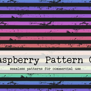 Puede incluir: Una ilustración digital de un patrón sin costuras con rayas horizontales en varios tonos de azul, morado, rosa, rojo, verde y negro. El patrón tiene un aspecto desgastado y vintage. El texto "Raspberry Pattern Co" y "seamless patterns for commercial use" se muestra debajo del patrón.