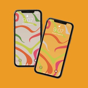 Può includere: Due schermate di iPhone con uno sfondo di design astratto colorato. L'ora è 9:07 e la data è martedì 24 agosto.